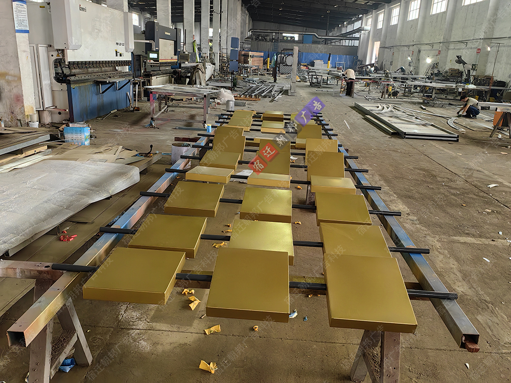 金色翻轉(zhuǎn)墻